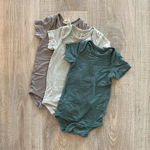 *VGUC* Kyte Baby Short Sleeve Onesies - 3–6 Months - Clay, Sage, and Pine